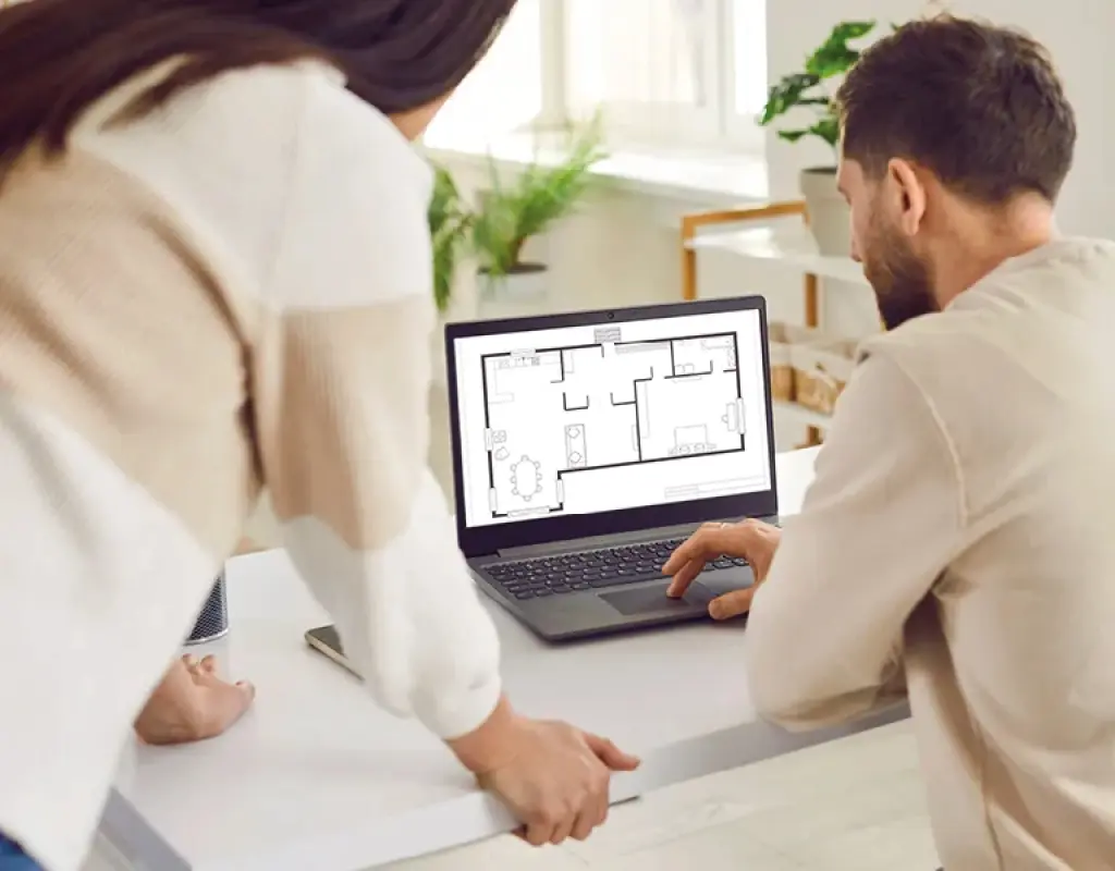 Paar plant am Laptop einen digitalen Grundriss für die neue Wohnung. Moderne Raumplanung und Einrichtungsideen werden gemeinsam besprochen. Perfekt für Küchenplanung, Wohnkonzepte und individuelle Gestaltung.